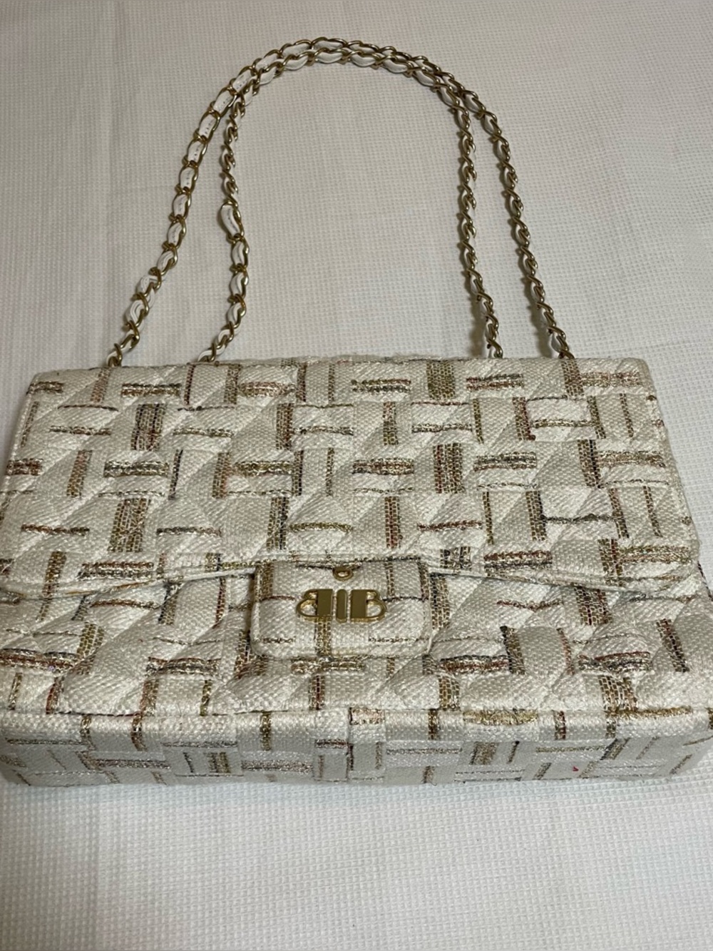 BABO White Gold Quilted
Shoulder Bag Chain Strap Turn
Lock Party Designer